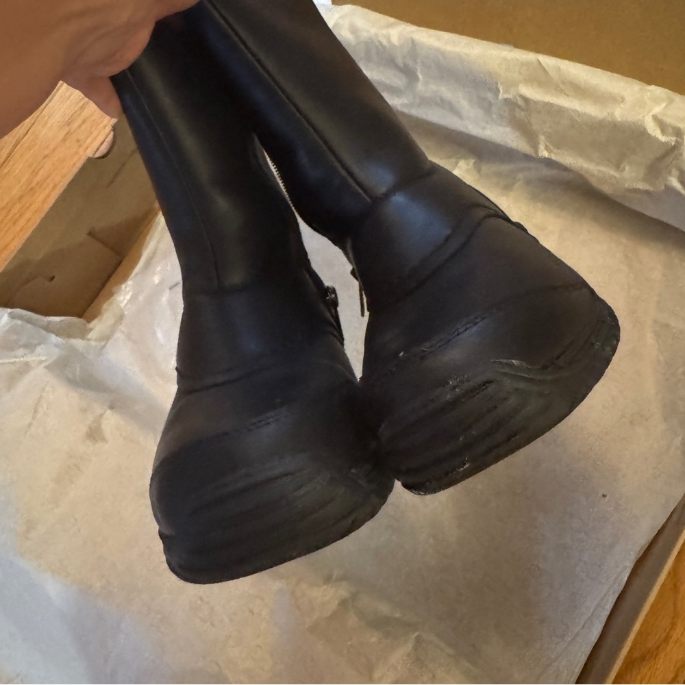 UGG Winter Boots

Miko Black Leather

Women's Black Fur-Lined Winter Boots - Picture 7 of 9